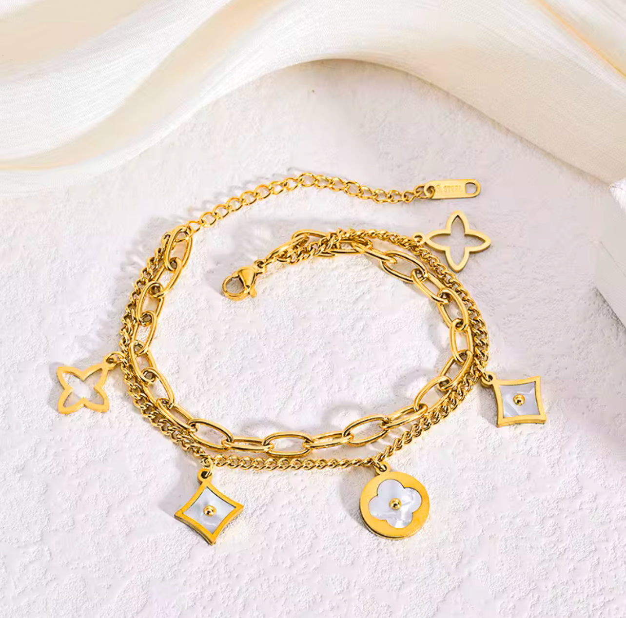 Clover Charm Bracelet - Gold